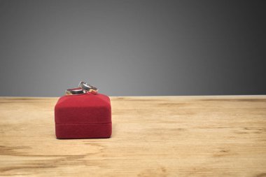 Alyans ve takı kutusu ahşap bir masa üzerinde