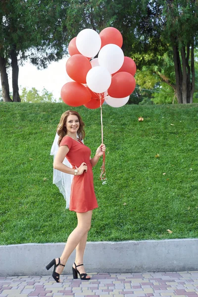 Bruid met ballonnen permanent in het park — Stockfoto