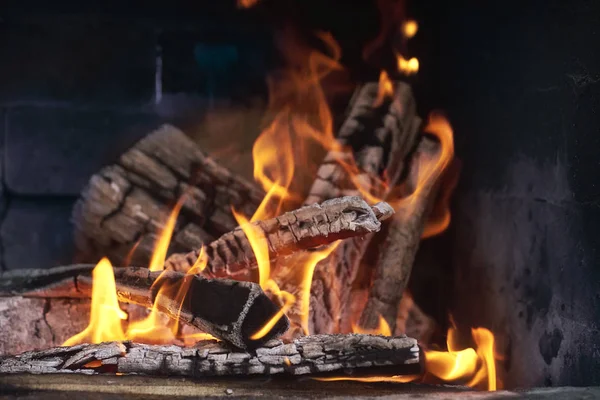 Allumé un feu dans la cheminée — Photo