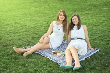 iki arkadaş parkta çim üzerinde yalan