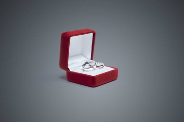 Alyans ve takı kutusu ahşap bir masa üzerinde