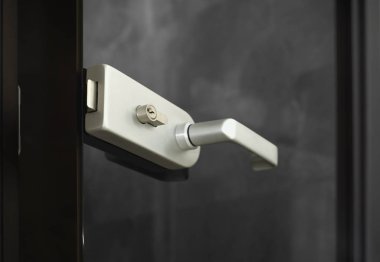 Modern, çağdaş saten sapı ve anahtar deliği detayı