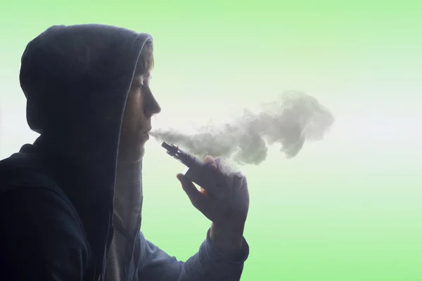 男人 vaping 电子香烟 — 图库照片
