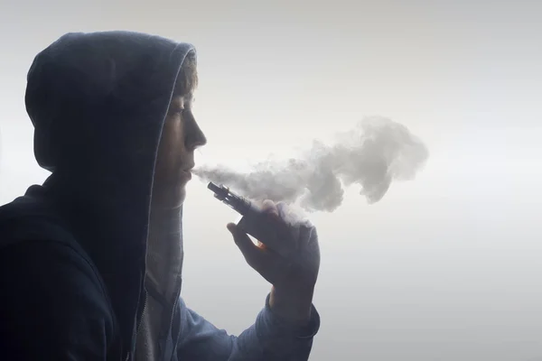 男人 vaping 电子香烟 — 图库照片