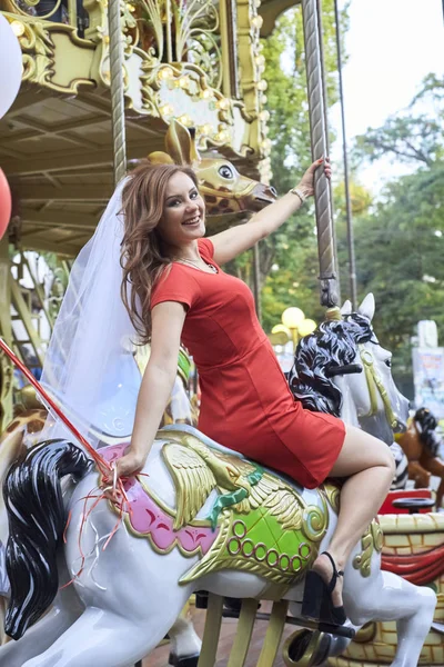 カルーセルに乗って風船を持つ花嫁 — ストック写真