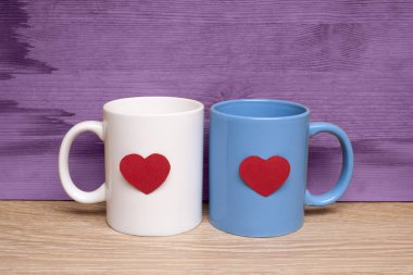 mavi ve beyaz Kupası ahşap bir masa üzerinde yürekleri