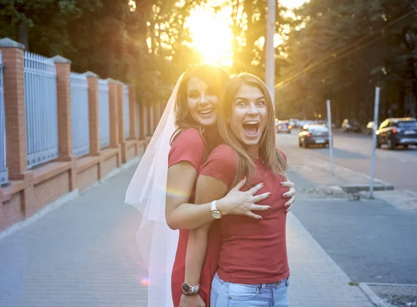 Twee vrienden knuffelen buiten — Stockfoto