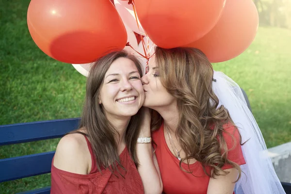 Deux copines s'embrassent dans la rue — Photo