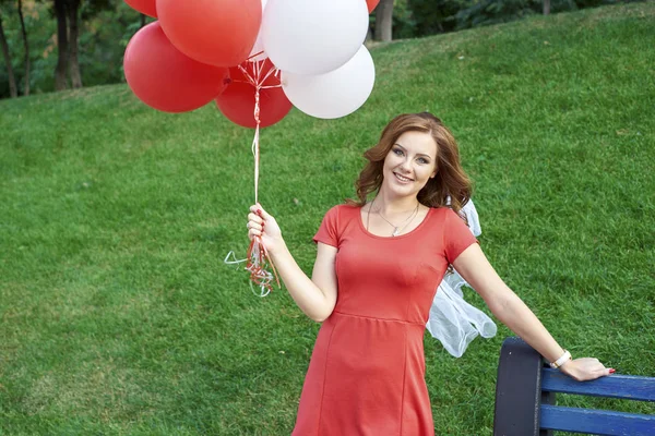 Belle mariée avec des ballons dans le parc — Photo