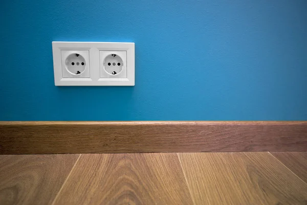 Interruptor no fundo de uma parede de cor — Fotografia de Stock