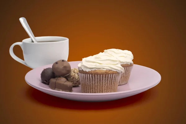 Taza de café, dulces y pastel en el plato — Foto de Stock