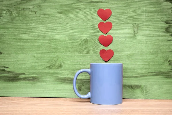 Kopje koffie met hartjes op een houten achtergrond — Stockfoto