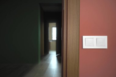 Kapının yanındaki geçiş