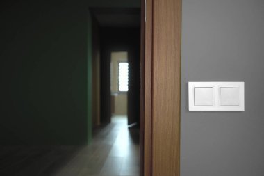 Kapının yanındaki geçiş