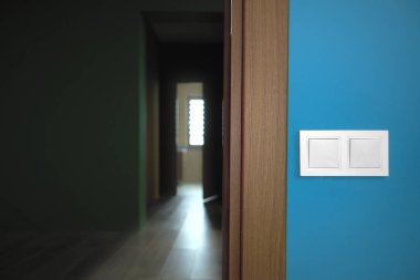 Kapının yanındaki geçiş