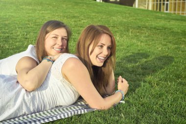 iki arkadaş çim üzerinde yalan