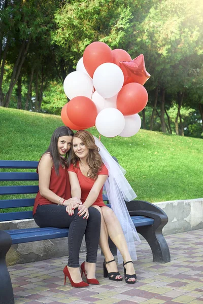 Deux amis assis sur le banc avec des couilles — Photo