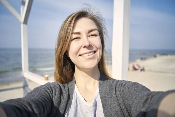 Femme heureuse faisant selfie en plein air — Photo