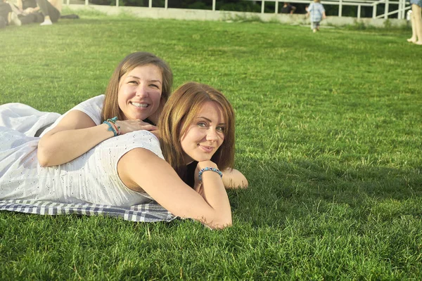 Deux amis allongés sur la pelouse — Photo