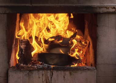 Barbekü için ateş yaktı