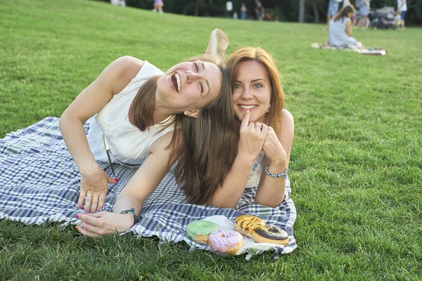 Dois amigos deitados no gramado — Fotografia de Stock