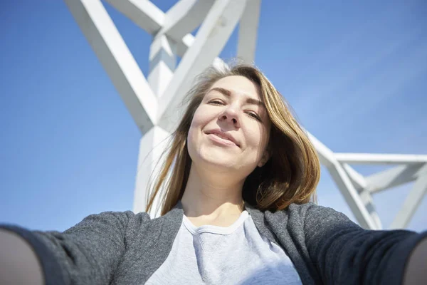 Felice donna facendo selfie all'aperto — Foto Stock