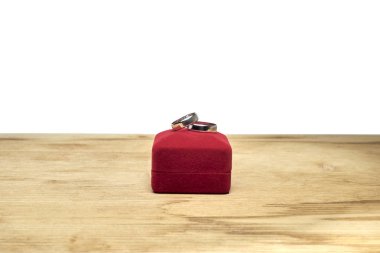 Alyans ve takı kutusu ahşap bir masa üzerinde