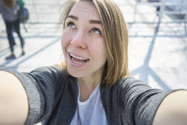 Happy woman doing selfie outdoor — Stock Photo, Image