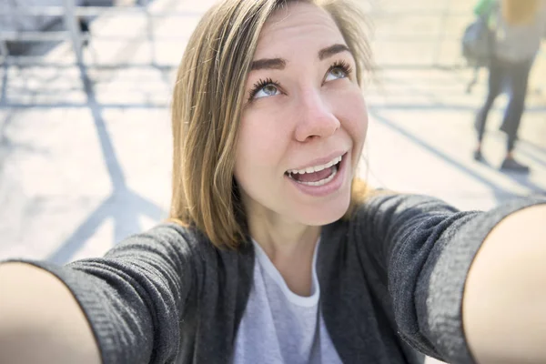 Happy woman doing selfie outdoor — Stock Photo, Image