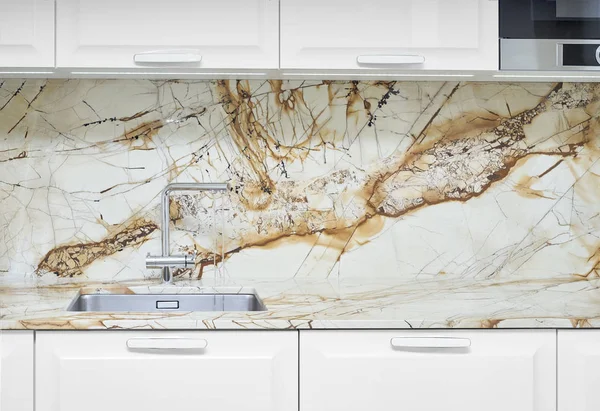 lavabo karıştırıcı dokunun bir banyo ile