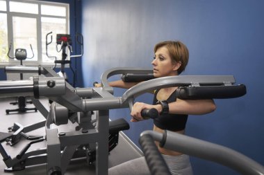 Kadın onun omuz kasları eğitim