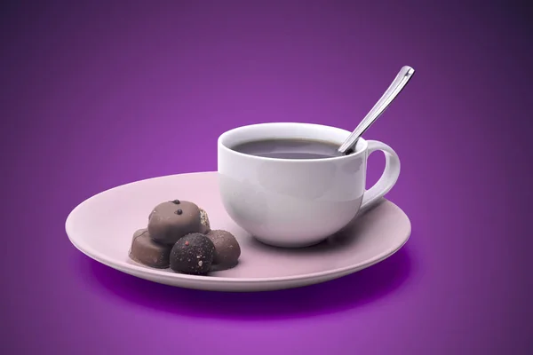 Eine Tasse Kaffee und Pralinen — Stockfoto