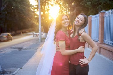 İki arkadaş dışında sarılma