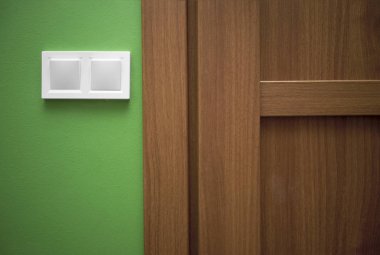 Kapının yanındaki geçiş