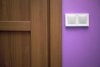 Kapının yanındaki geçiş