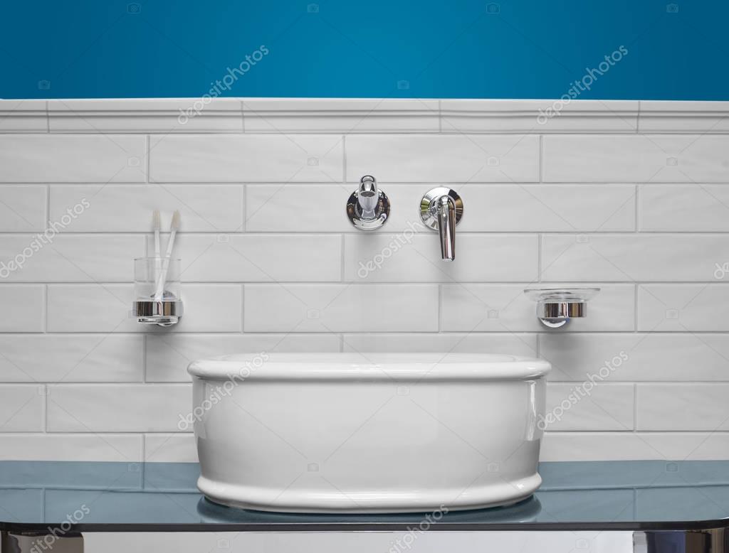 lavabo en el baño — Foto de stock © Himchenko #157543228