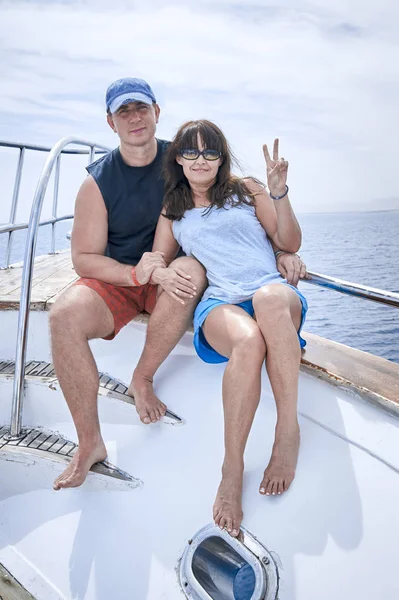 Bir seyahat gemisinde güzel yetişkin çift — Stok fotoğraf
