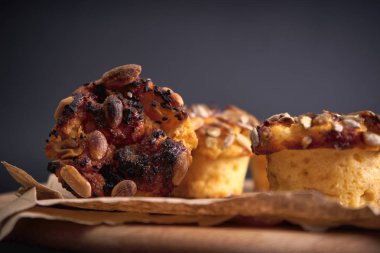 Lezzetli diyet kremalı pasta masada yatıyor.