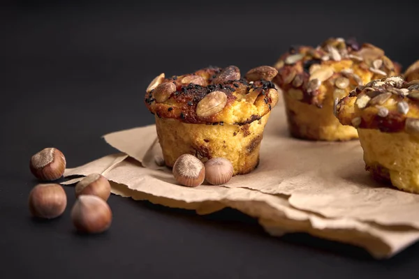 Délicieux muffins diététiques reposent sur un os en bois sur une table, les noix reposent — Photo