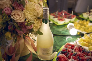 masada çiçek, şampanya ve karpuz bir buket olduğunu s