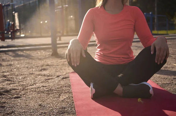 Mujer haciendo yoga en el estadio al amanecer —  Fotos de Stock