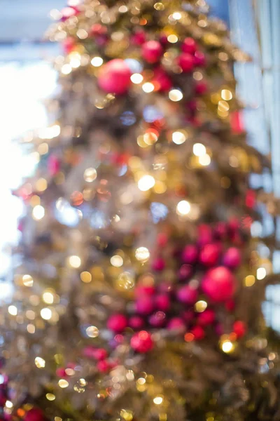 Ozdoby świąteczne ze złotymi gałęziami i czerwonymi kulkami — Zdjęcie stockowe