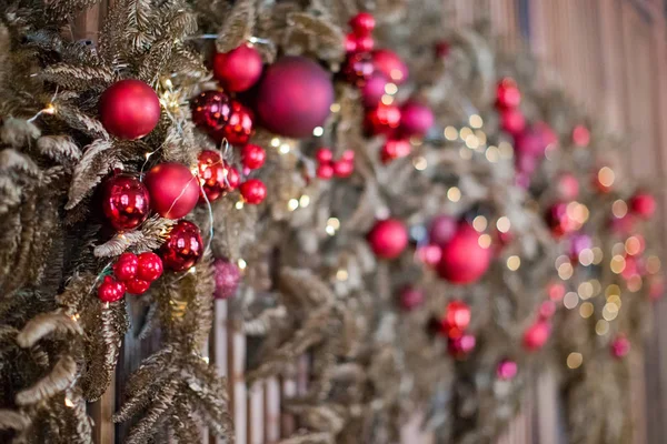 Decoraciones navideñas con ramas doradas y bolas rojas — Foto de Stock