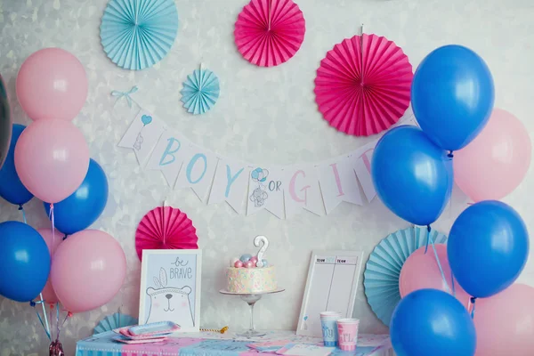 Fiesta de género, fondo de pared azul y rosa, Objeto de niño o niña en la pared y mesa de fiesta de cerca con pastel y plato azul y rosa, tenedor y servilletas — Foto de Stock