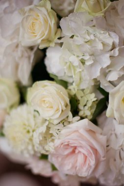 Beyaz ve pembe çiçekli güzel çiçek kompozisyonu