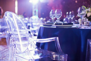 Beyaz ve yeşil çiçekli güzel bir masa. Uzay temalı düğün dekorasyonları