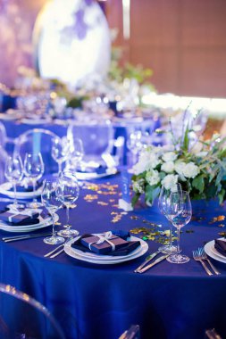 Beyaz ve yeşil çiçekli güzel bir masa. Uzay temalı düğün dekorasyonları