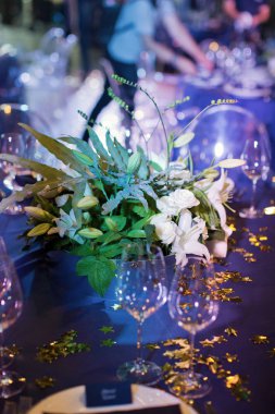 Beyaz, yeşil çiçekler ve konfetiyle güzel bir çiçek kompozisyonu.