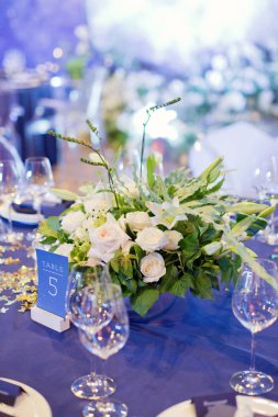 Beyaz, yeşil çiçekler ve konfetiyle güzel bir çiçek kompozisyonu.