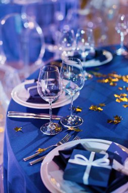 Beyaz ve yeşil çiçekli güzel bir masa. Uzay temalı düğün dekorasyonları